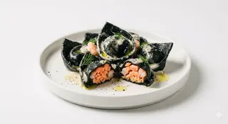 Tortelloni Negros De Salmón Y Gambas