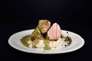 Suvinirani svinjski file u sosu od pistaća