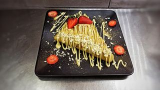 Sveže ili smrznute jagode u beloj čokoladi palačinka