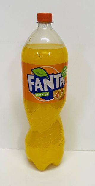 Botella de 2 L de Fanta naranja