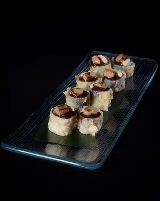 Roll tempurizado de anguila marinada con topping de foie [4 piezas]