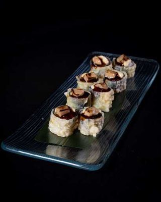 Roll tempurizado de anguila marinada con topping de foie [4 piezas]