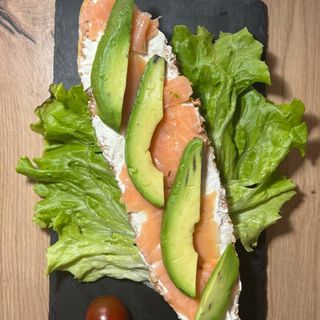 Tostada con salmón, Philadelphia y aguacate