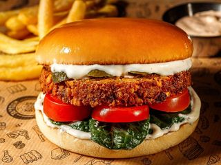 Falafel-Burger cu cartofi pai și sos