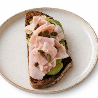 Tostada de aguacate & pavo