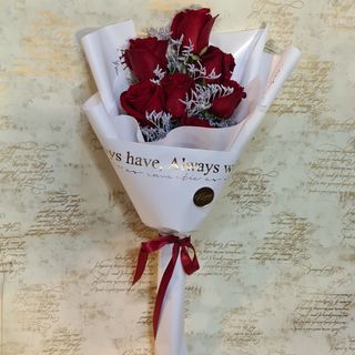 Buket 7 kraljevskih ruza ...u bijelom papiru