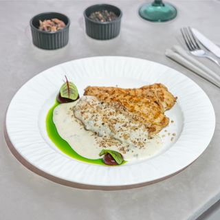 Piept de pui cu sos gorgonzola și nuci