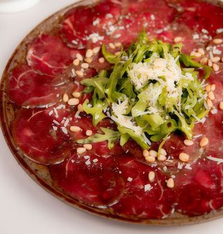 Cecina de buey con rúcula y parmesano