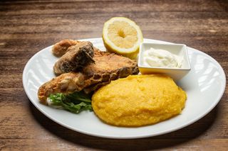 Crap prajit cu mamaliguta si mujdei