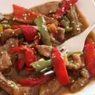 Ternera en Bandeja Caliente con Pimientos y S. de Sate