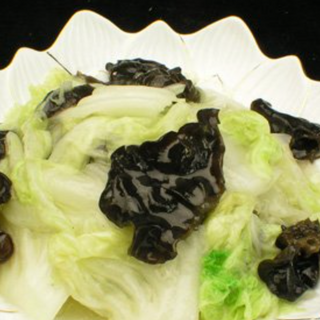 Cavolo cinese saldato con funghi cinesi