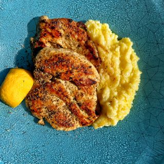 Мариновано и гриловано пилешко филе (550гр)