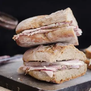 Bocadillo de pata asada con queso fresco