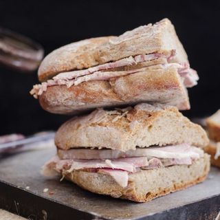 Bocadillo de pata asada con queso fresco