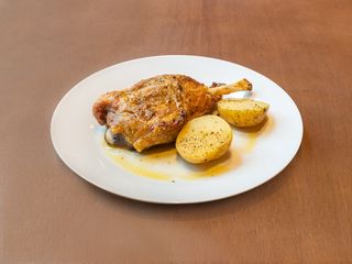Codillo de cerdo a l'ast con patatas Caliu asadas (1 ración)
