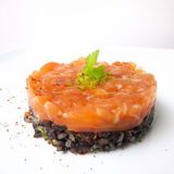 143. Salmone con goji  tartare