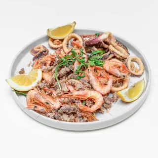 Fritto misto con cappuccetti, calamari e gamberi