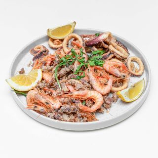 Fritto misto con cappuccetti, calamari e gamberi