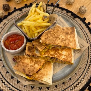 Кесадия с телешко месо и пържени картофки /300 гр./