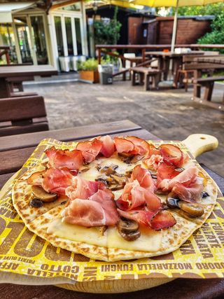 PIADIPIZZA Crudo, mozzarella e funghi porcini