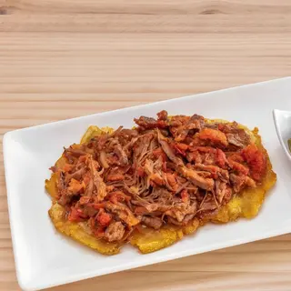 Patacón carne mechada