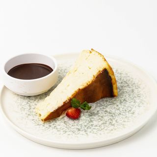 Чизкейк Сан-Себастьян с шоколадной глазурью