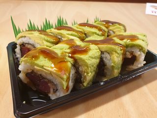 Uramaki tartar atún picante con aguacate 