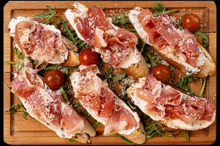 Pršuta i parmesan brusketi 250g