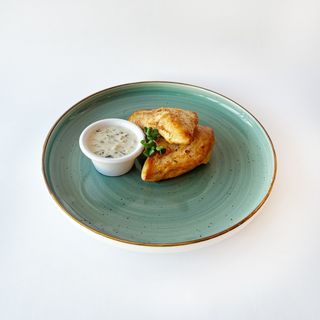 Стейк из куриной грудки с грибным соусом