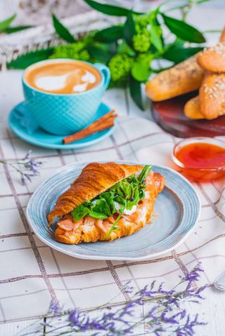 Круассан с малосольным лососем 