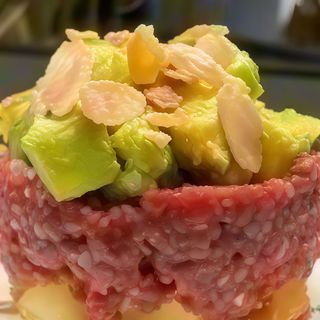 Tartare con avocado e mandorle