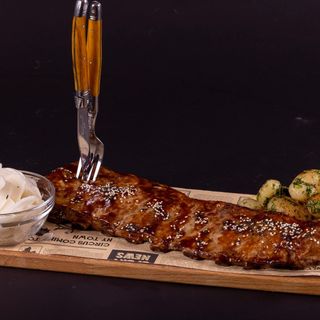 Coaste de porc in sos bbq, salata coleslaw si cartofi wedges