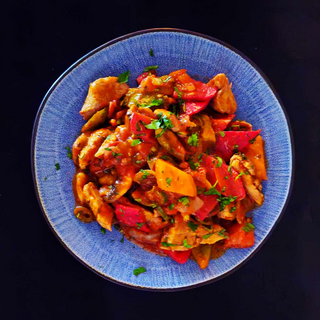 Tigaie picantă din mușchiuleț de porc