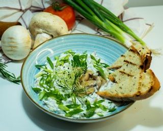 Salată de vinete cu roșie coaptă, brânză și pâine prăjită