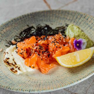 Слабосолений лосось з обпаленим крем-сиром та авокадо кремом