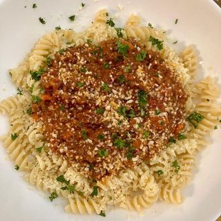 Fusilli en salsa boloñesa