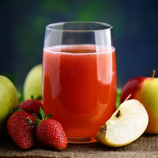 Zumo de fresa y manzana
