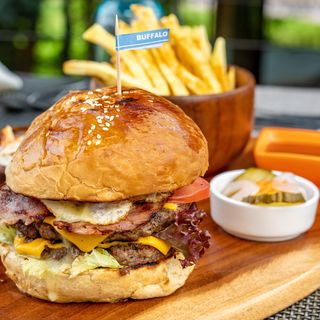 Lawns Signature Burger