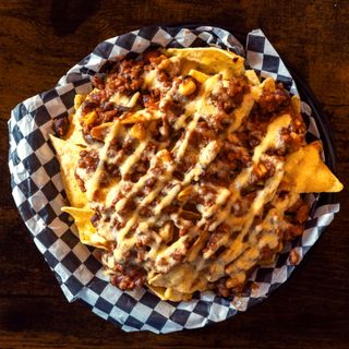 Nachos con queso e chili con carne