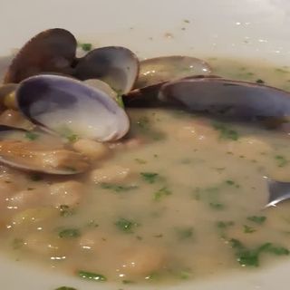 Pochas Con Almejas