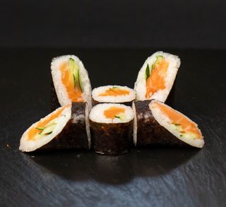 Маки з лососем (6шт/110г)