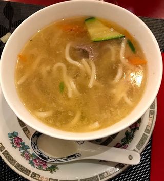 16. Zuppa udon con carne