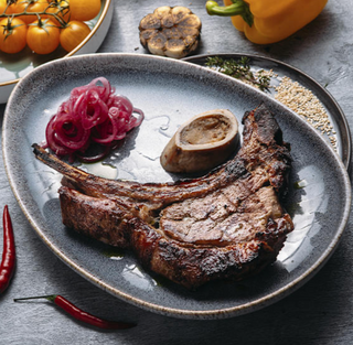 Стейк ribeye с битыми огурцами (400г)