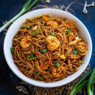 Chilli garlic chow main noodles with prawns