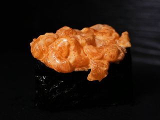 Гункан з лососем (45г)