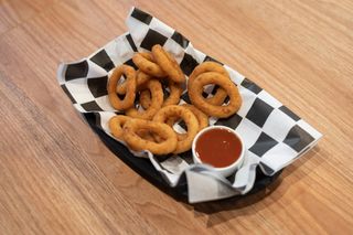 Onion rings z sosem