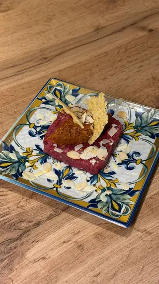 Tartare con pesto rosso
