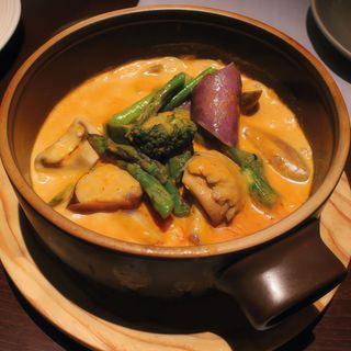 Variado de verduras de temporada con salsa curry