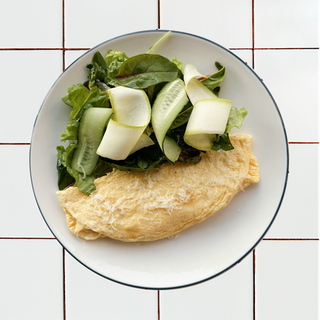 Французский омлет с миксом зелени