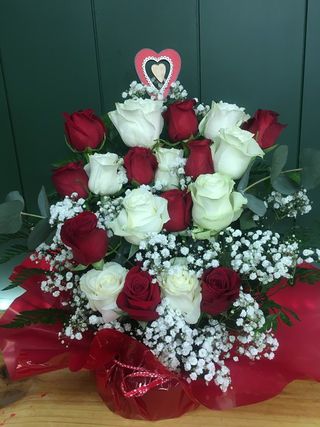 Espectacular Centro De 10 Rosas Rojas Y 10 Rosas Blancas